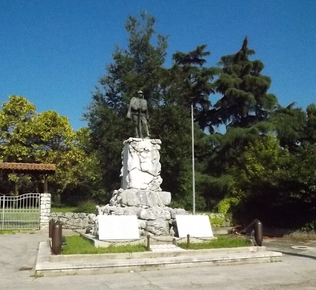 Monumento ai caduti nella piazza di Montecchio Precalcino